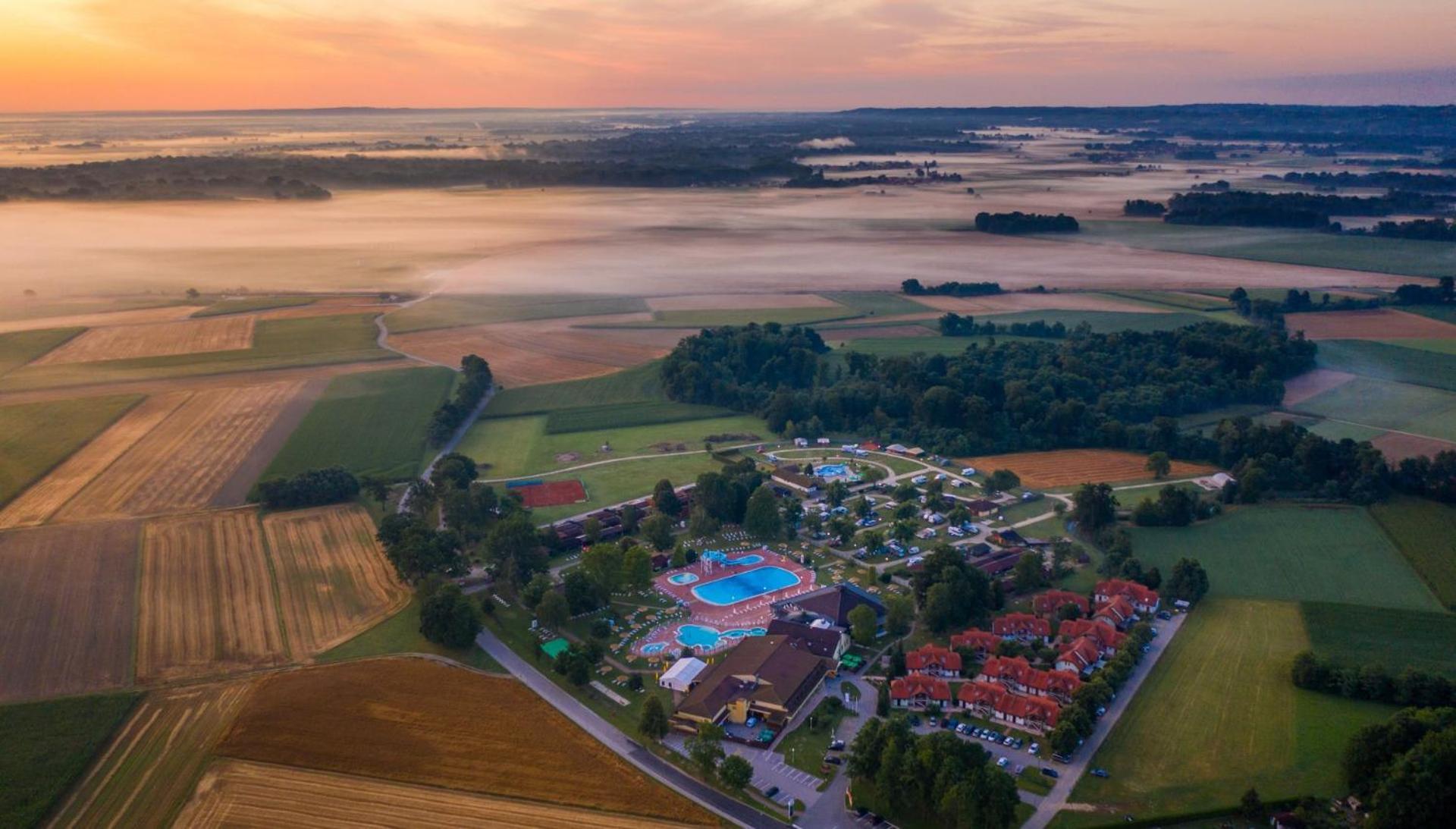 Hotel Terme Banovci - Mobilne Hiske Med Brajdami Zewnętrze zdjęcie